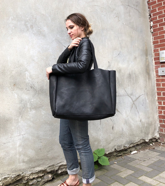 Super XL Classic tote in black leather